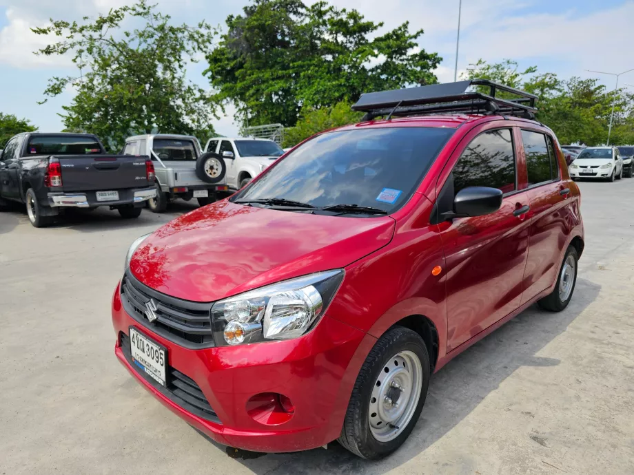 Mietwagen auf dem Parkplatz des Yachthafens