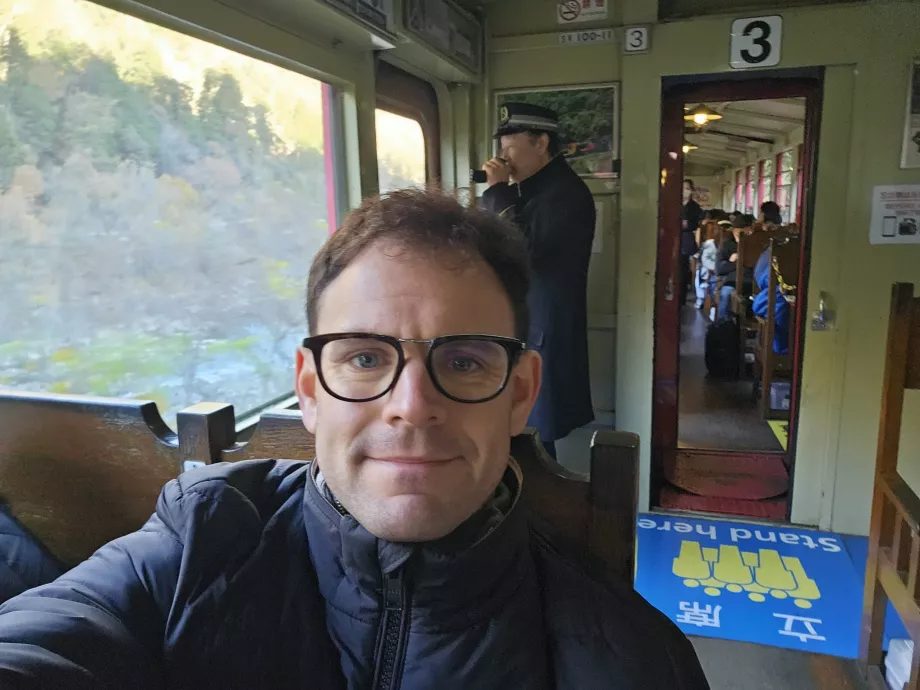 Ich im romantischen Sagano-Zug
