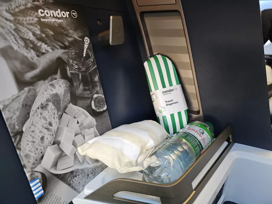 Amenity Kit, Speisekarte und Wasser