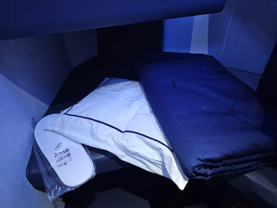 Kopfkissen, Decke und Hausschuhe