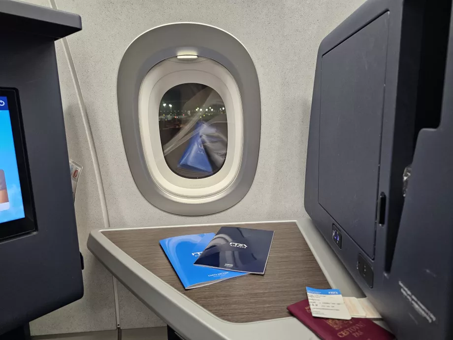 Tisch und geschlossene Ablagefläche mit Spiegel