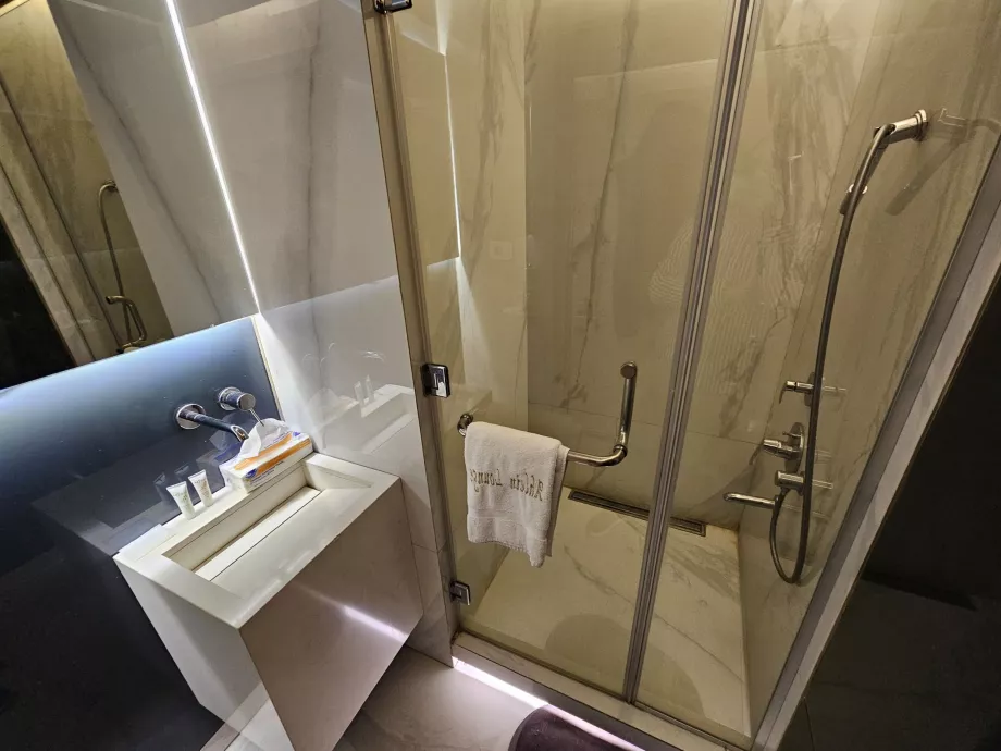 Ahlein Lounge, Dusche