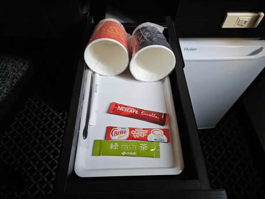 Instantkaffee und grüner Tee