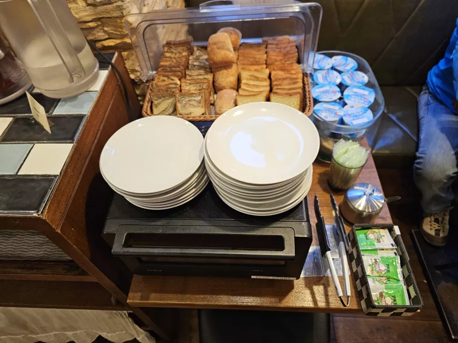 Frühstück - Gebäck und Joghurt