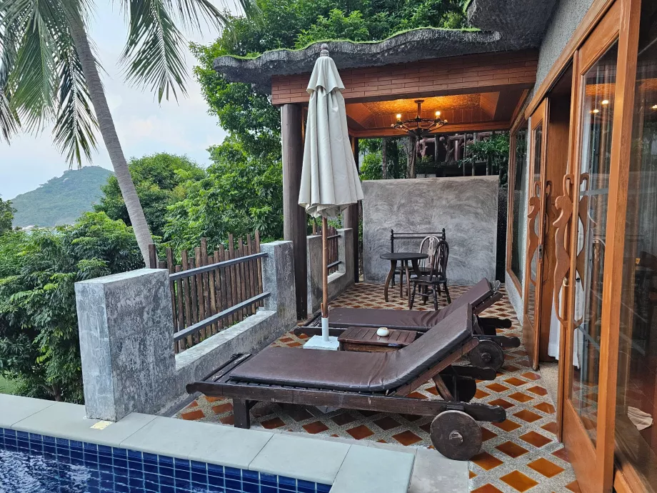 Terrasse mit Liegestühlen