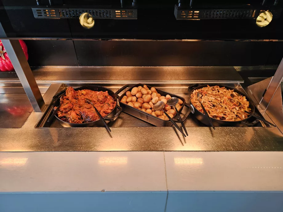 Warmes Essen während des Mittagessens