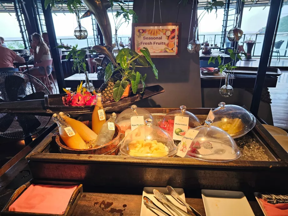 Frühstück: Säfte und Frischeprodukte