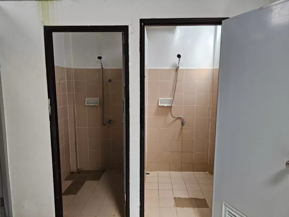 Kostenloses Duschen am Phaeng Noi Wasserfall