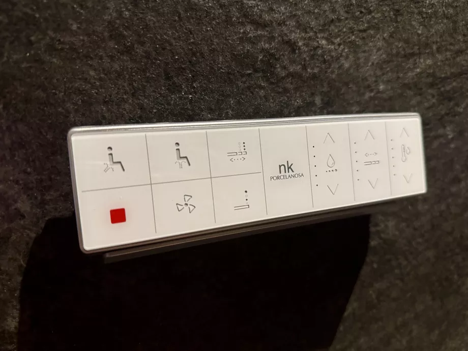 Funktionelles Bidet in der Toilette