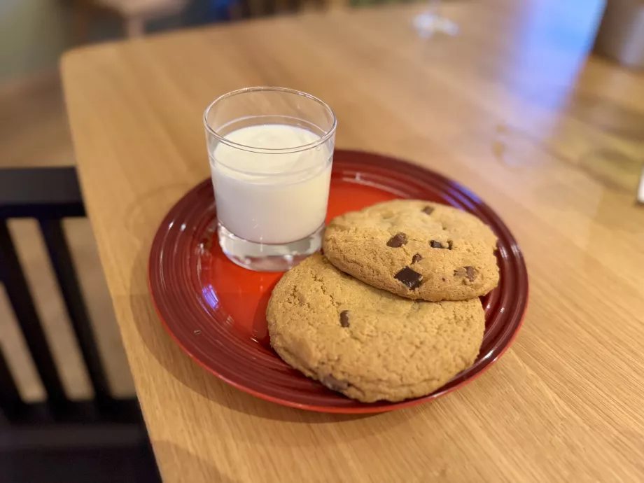 Frische Milch und Kekse