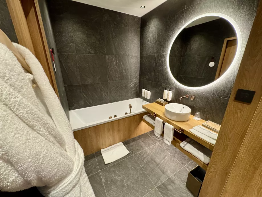Zweites Badezimmer mit Badewanne