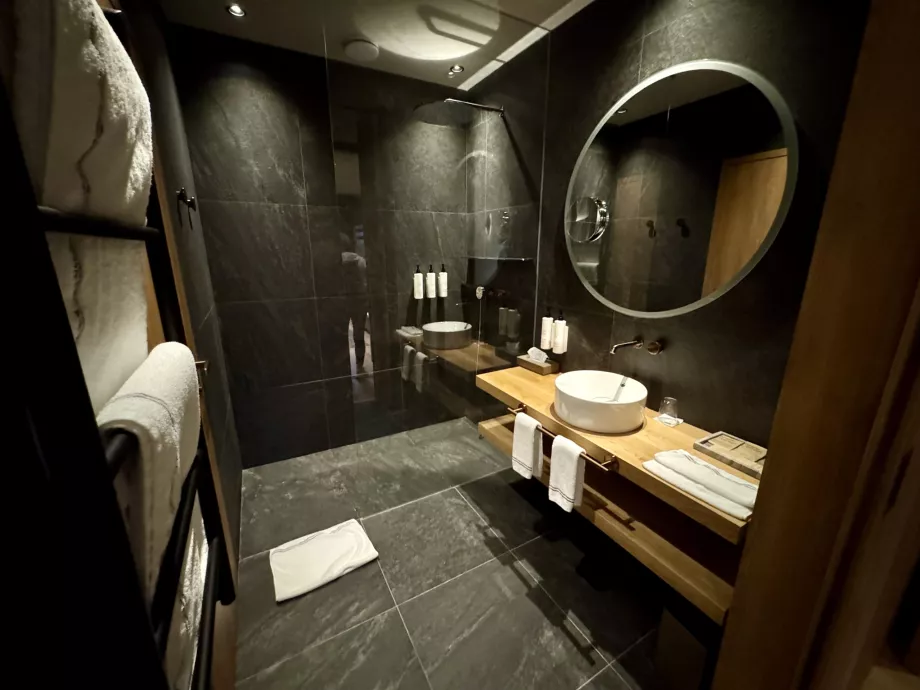 Erstes Badezimmer mit Dusche