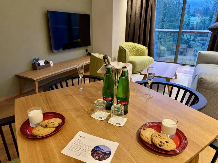 Esstisch mit Begrüßungsmilch und Keksen
