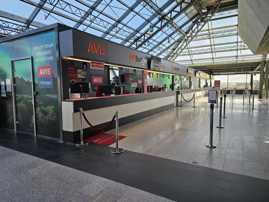 Schalter der Autovermietung in der Ankunftshalle