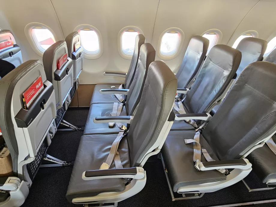Sitze im Flugzeug PLAY