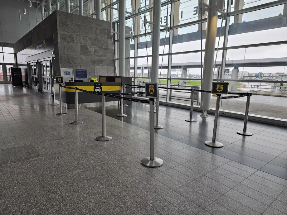 Taxistand in der Ankunftshalle