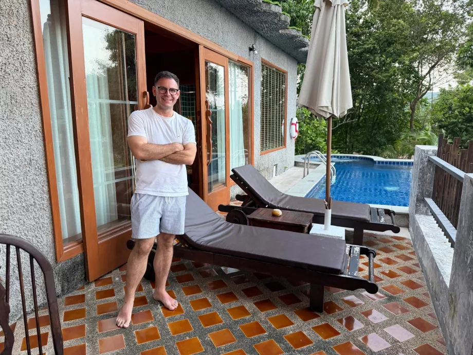Ich auf der Terrasse unserer Villa