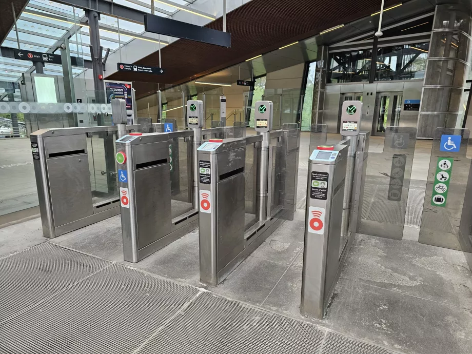 Drehkreuze am Eingang des Bahnhofs