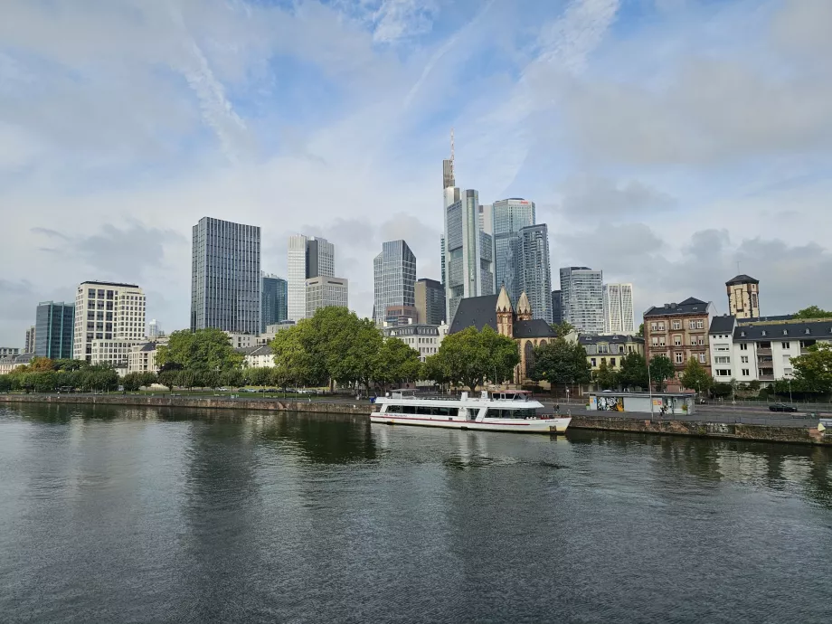 Blick vom Eisernen Steg auf das moderne Zentrum