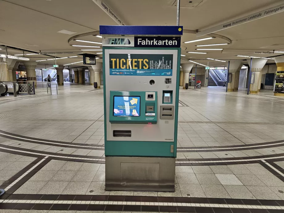 Fahrkartenautomat in der U-Bahn