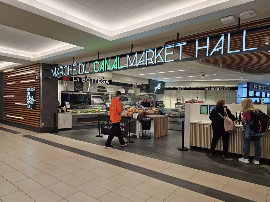 Food Court im Transitbereich