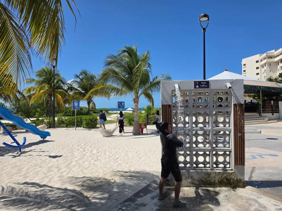 Öffentliche Duschen am Playa Langosta