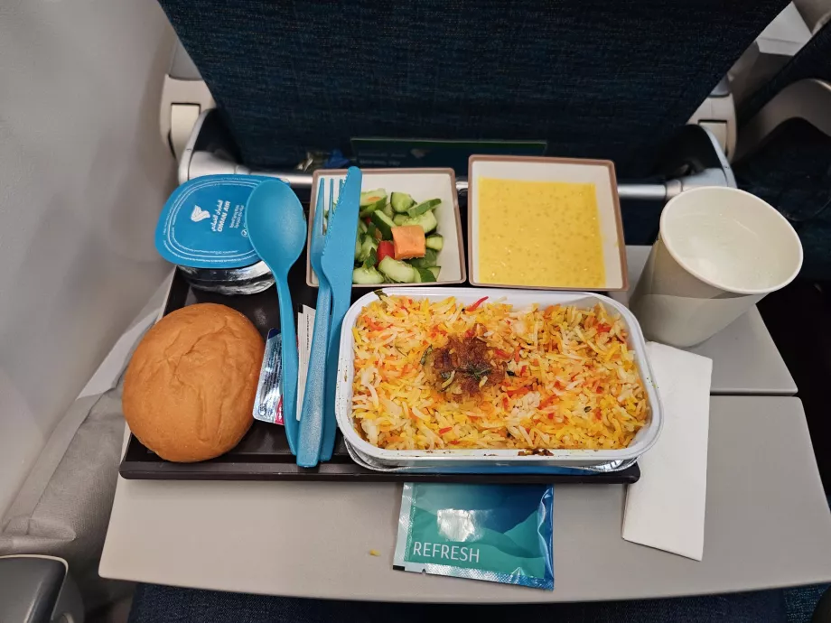 Hauptmahlzeit auf dem Flug FRA-MCT