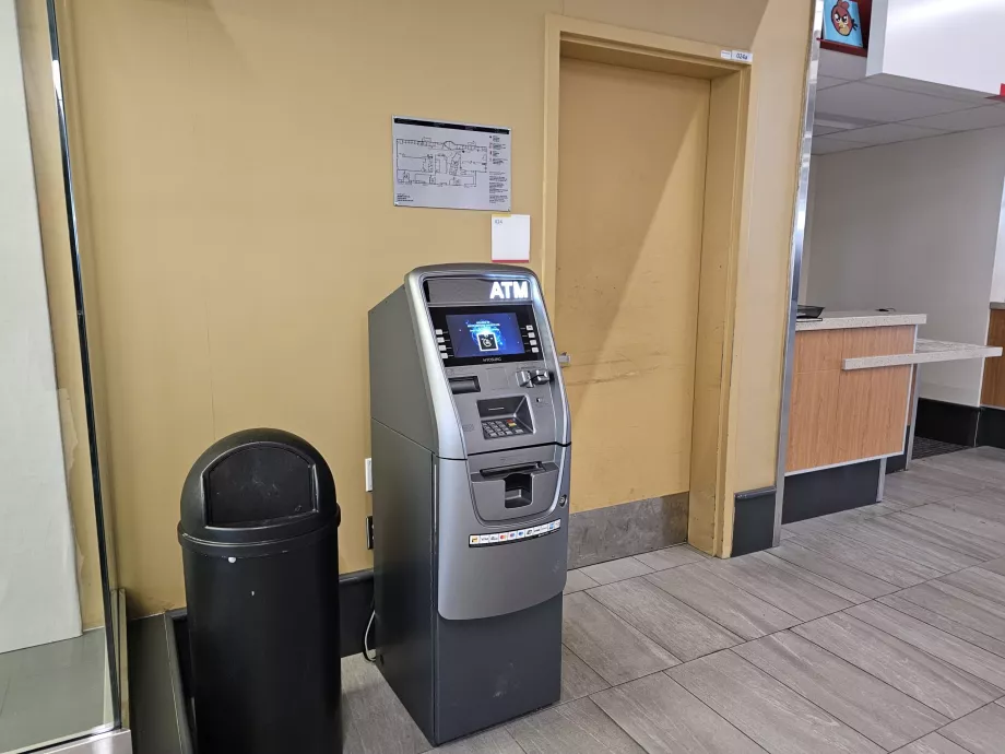 Geldautomat in der Ankunftshalle