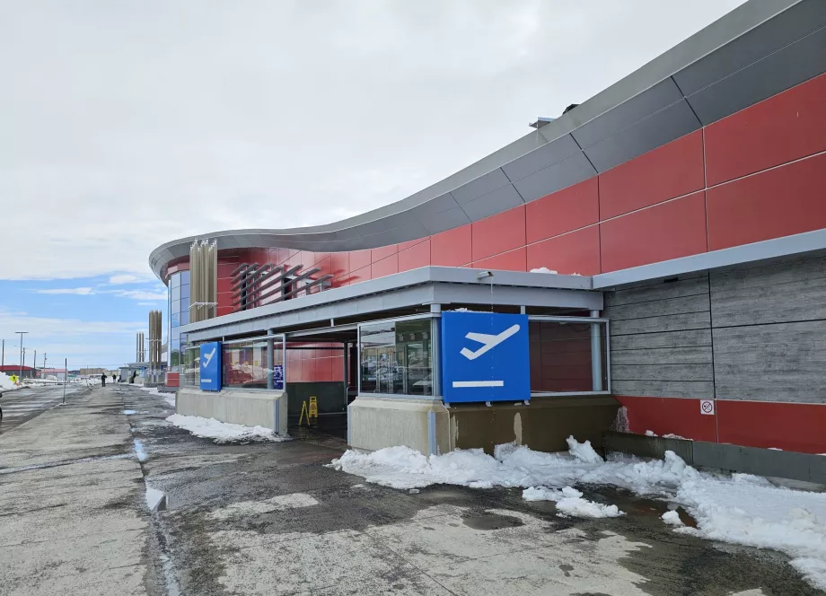 Ankunft am Flughafen Iqaluit