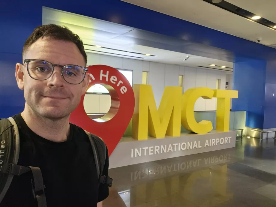 Ich am Flughafen Muscat