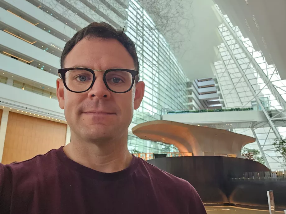 Ich in der Lobby des Marina Bay Sands Hotel
