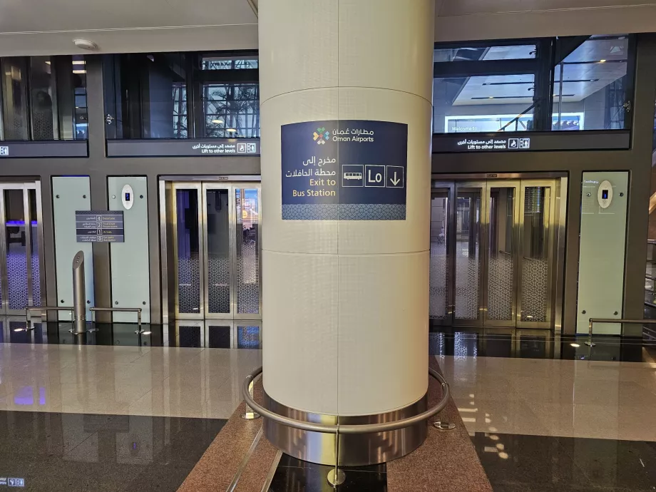 Wegbeschreibung zu den öffentlichen Verkehrsmitteln (Untergeschoss)