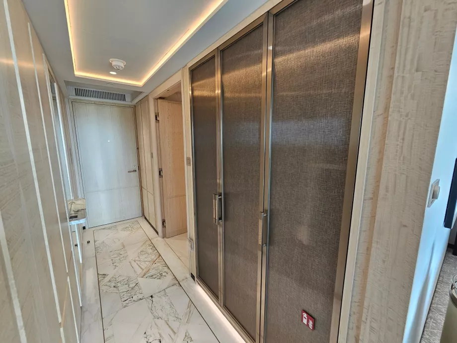 Korridor im Zimmer und Schränke