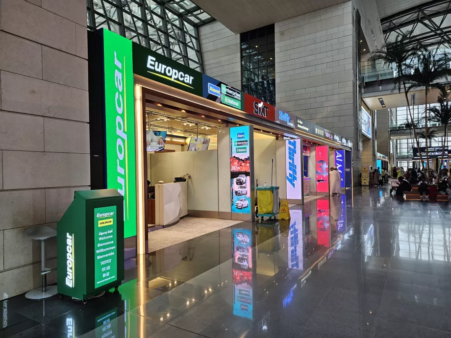 Schalter der Autovermietung in der Ankunftshalle