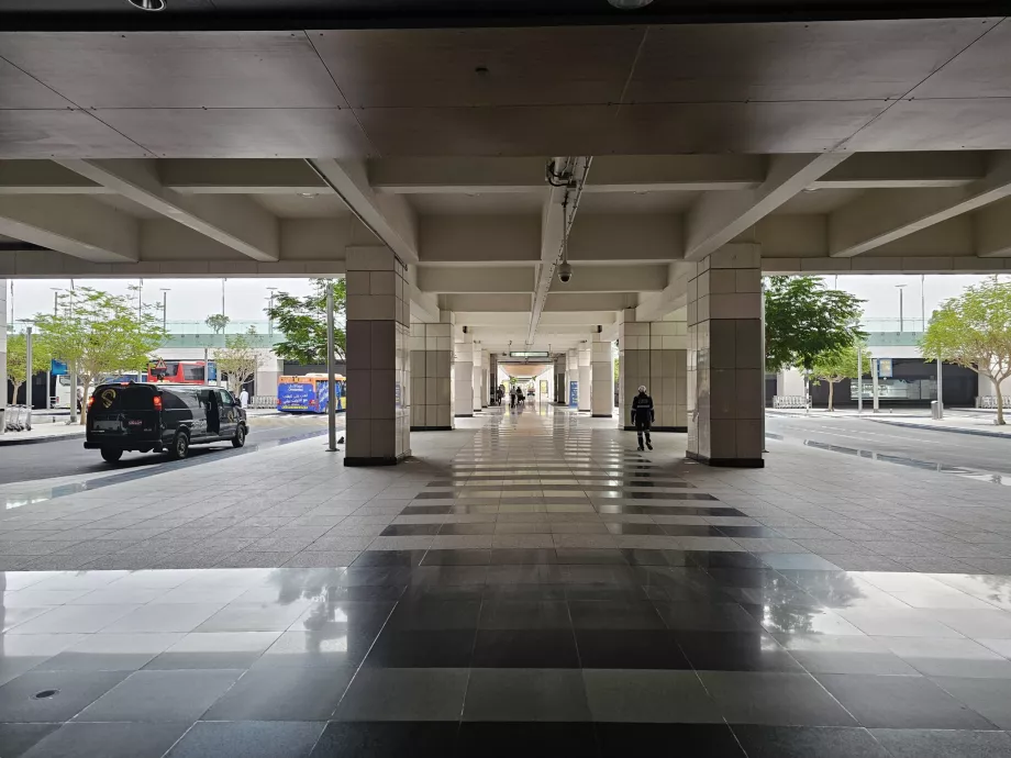 Der Weg zu den Bussen der öffentlichen Verkehrsmittel