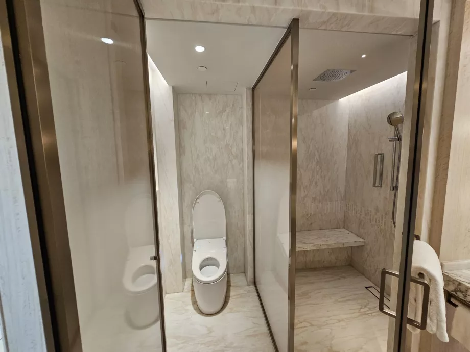 Dusche und Toilette - offene Tür