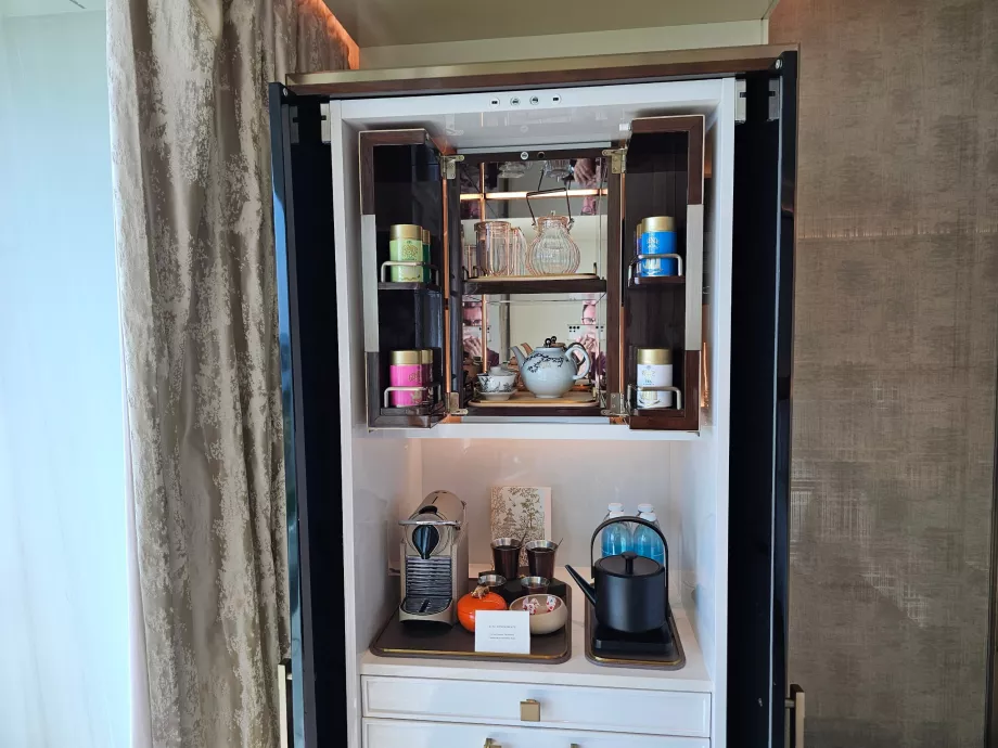 Minibar und Kaffeemaschine