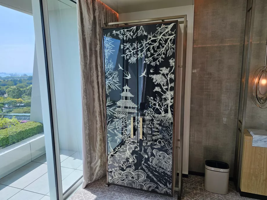 Kleiderschrank mit Minibar