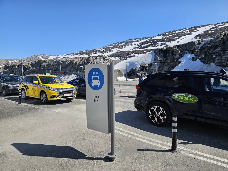 Taxi vor dem Terminal