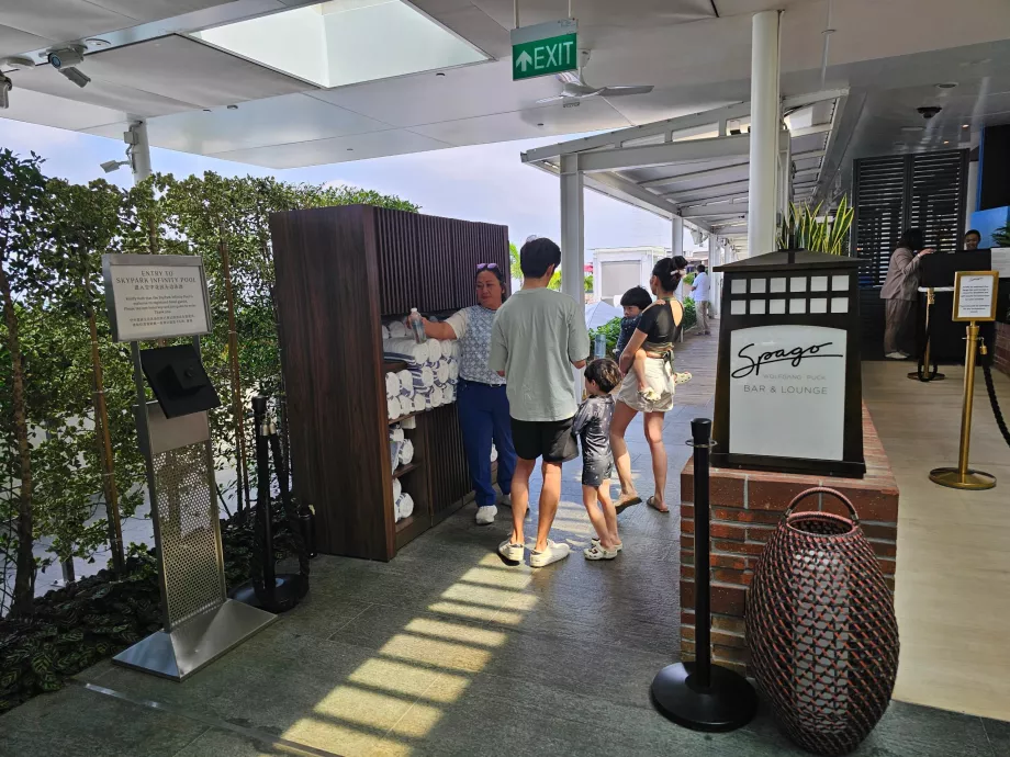 Eingang zum Pool auf dem Dach