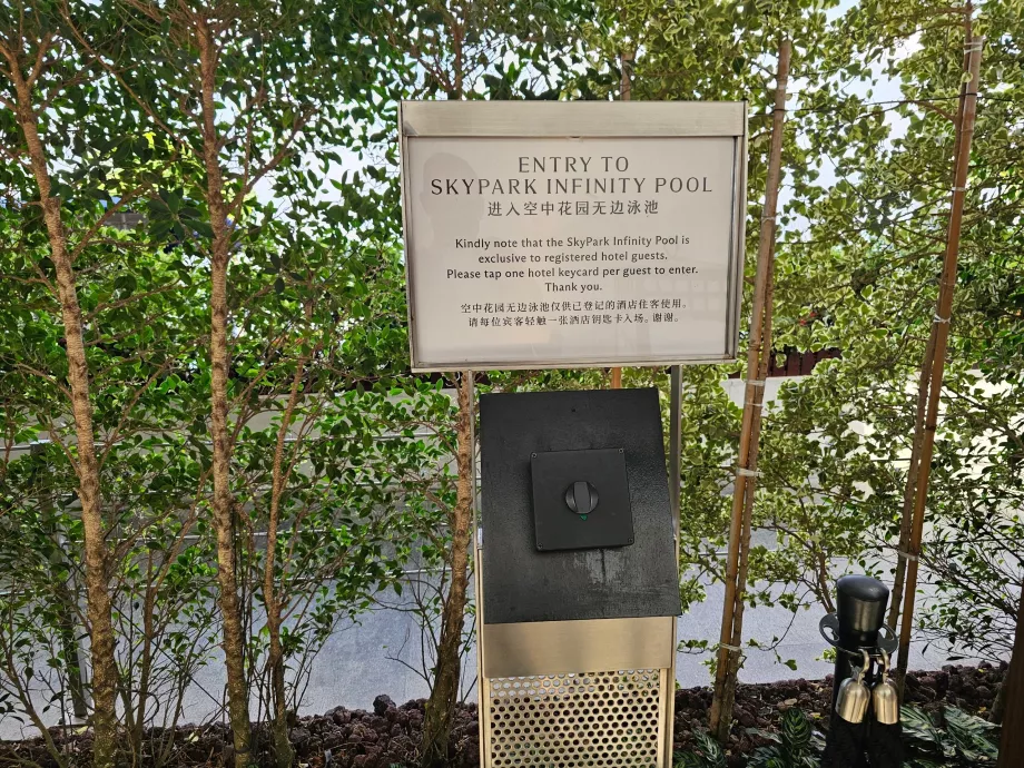 Zimmerkartenleser am Pool-Eingang