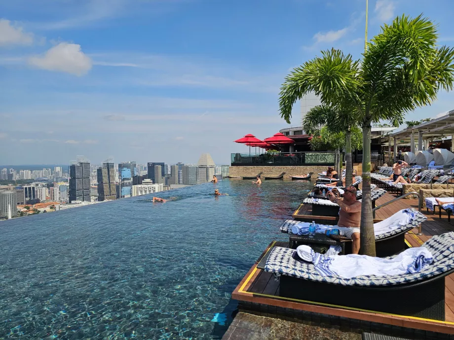 Pool auf dem Dach und Liegestühle