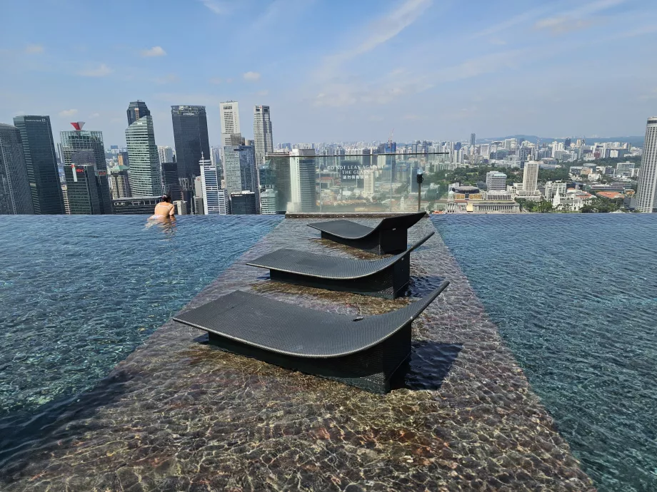 Pool auf dem Dach und Liegestühle