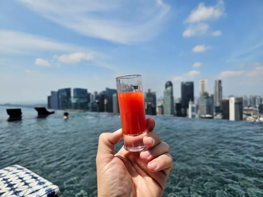 Kostenloses Getränk am Pool