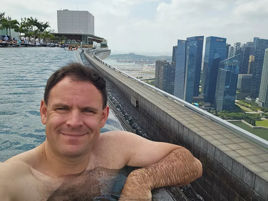 Ich im Pool auf dem Dach des Marina Bay Sands