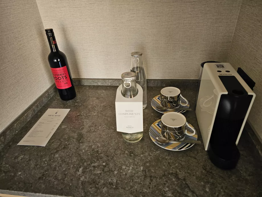 Wasser und Kaffee kostenlos, Wein in der Minibar enthalten