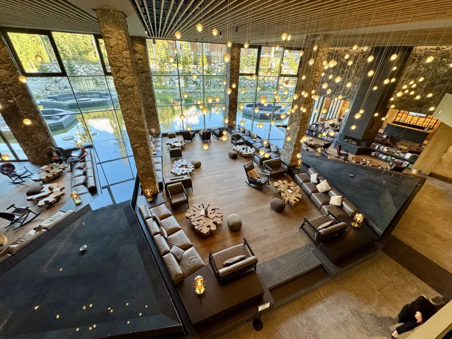 Lobby mit Teich Swissotel Damian Jasna