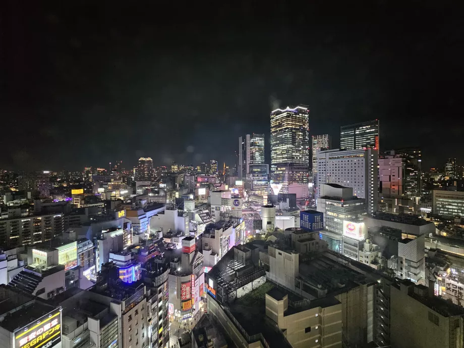 Blick aus dem Zimmer im 18. Stock während der Nacht