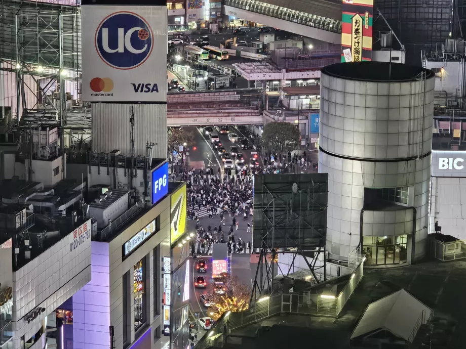 Ansicht der Shibuya-Kreuzung bei Nacht - mit Zoom