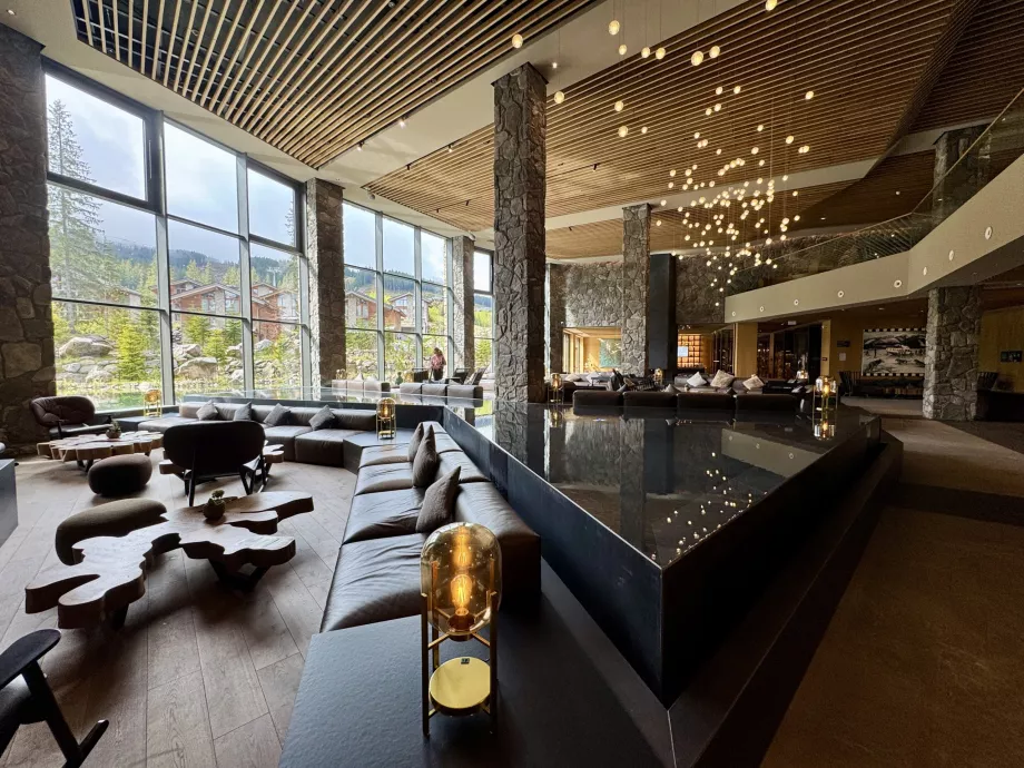 Lobby mit Schwimmbad